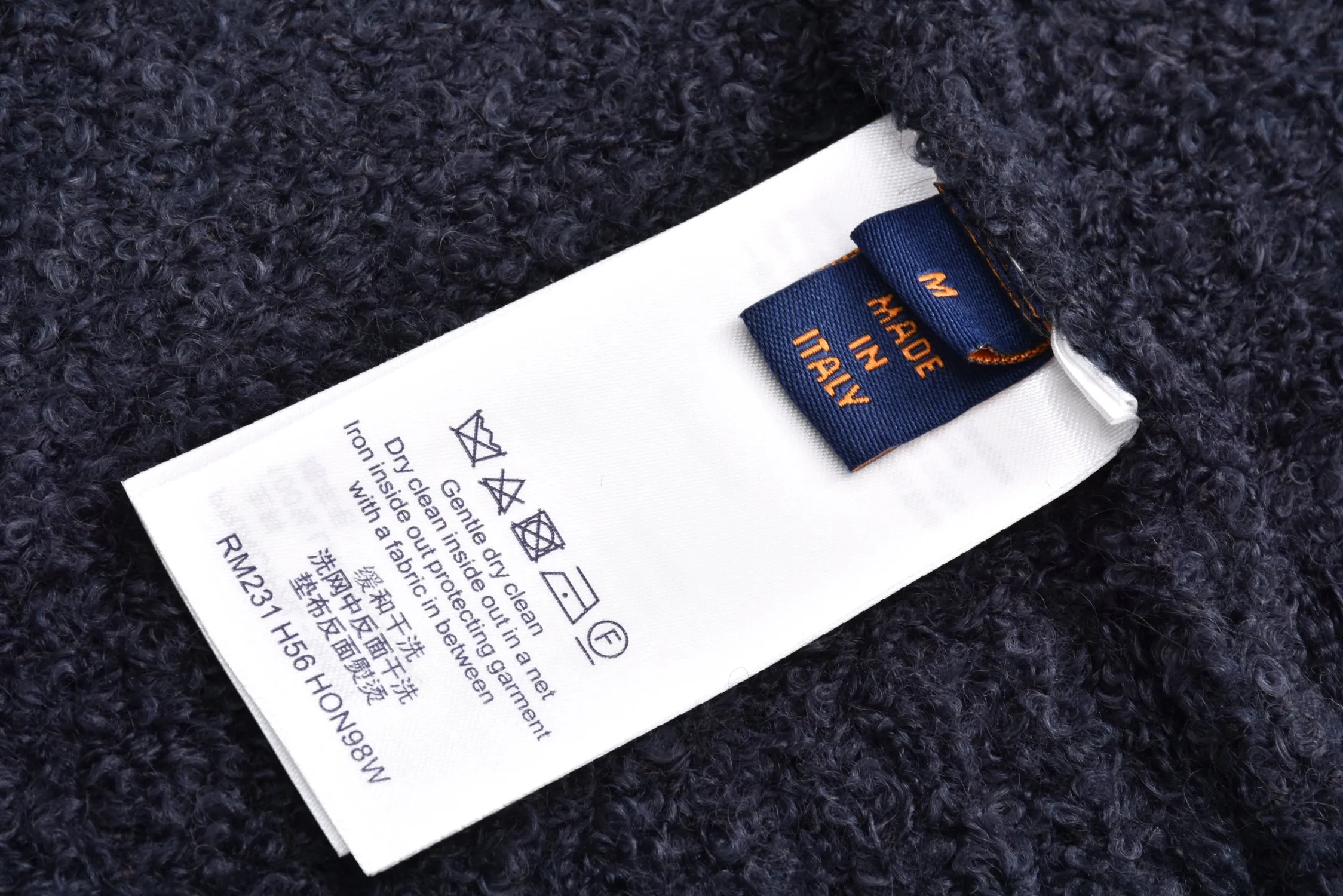 🅿️500 1v 22FW Mirror Logo Intarsia Sweater (Night Blue) Originally purchased for RMB 10,300, it is custom-woven and dyed 60% sheep wool night blue and black wool loop yarn. The loop yarn is black in night blue and has high ductility and good elasticity. It is different from the non-elastic version on the market. The special washing process is very crisp. It is soft and skin-friendly, with 3-needle knitting technology. The thickness of each stitch of the intarsia on the clothing logo is the same as the original. The logo on the back is a mirror intarsia. The upper body is skin-friendly and versatile. It is an autumn and winter item that can be worn in front of others. It is a powerful autumn and winter item. Size:S-M-L